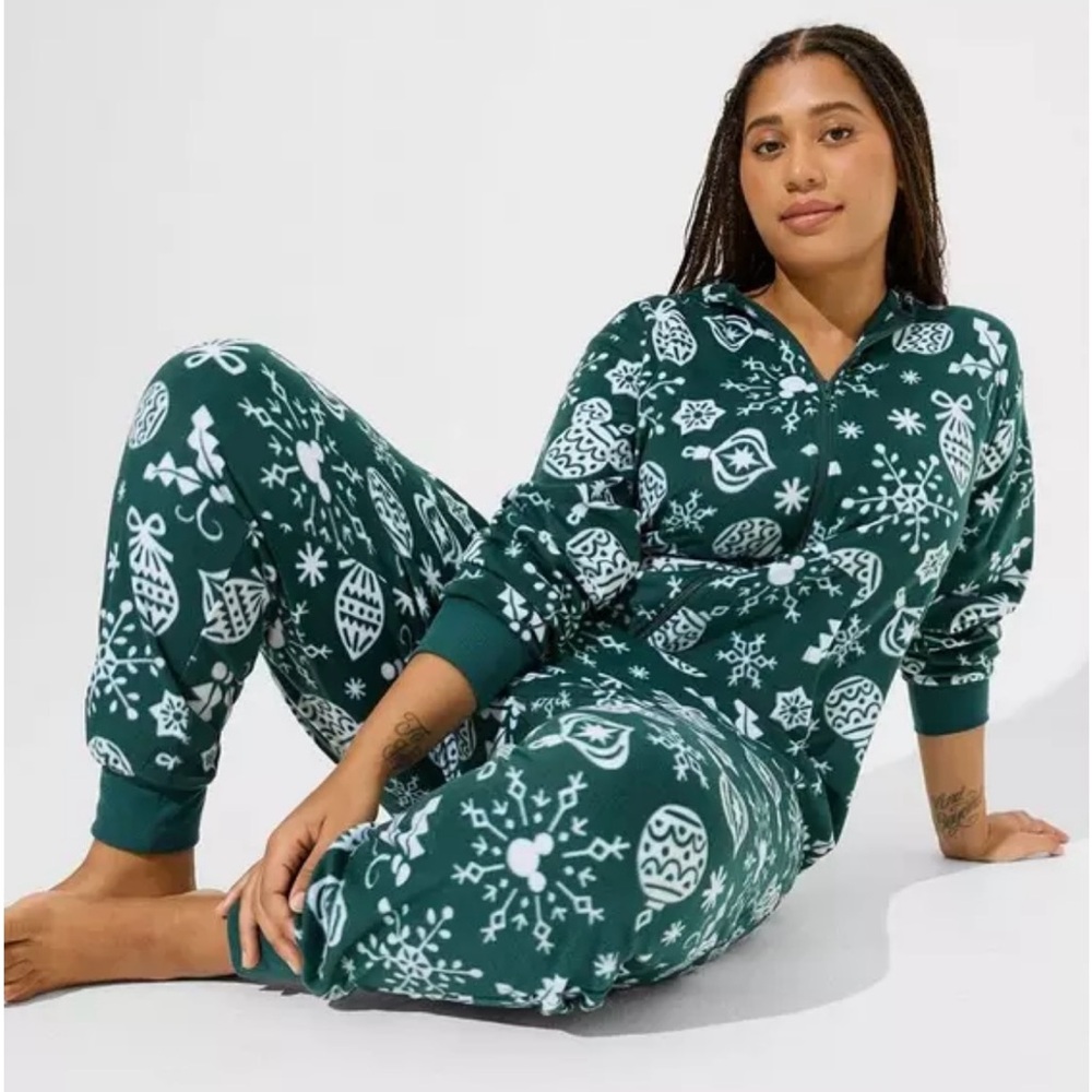 Torrid SZ 00/0 NEW Disney Mickey Mouse Holiday Sleep Onesie